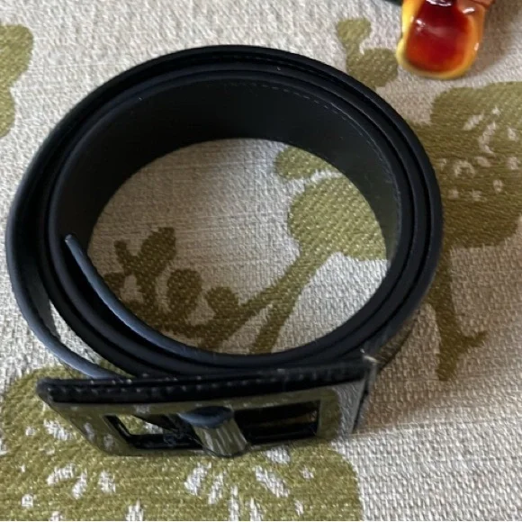 Valentino Garavani Patent Leather Belt 36in display picture 1